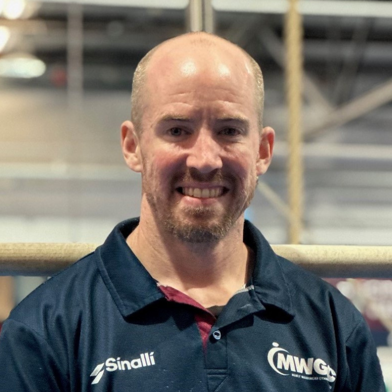 A man wearing a shirt that says sinalli on it