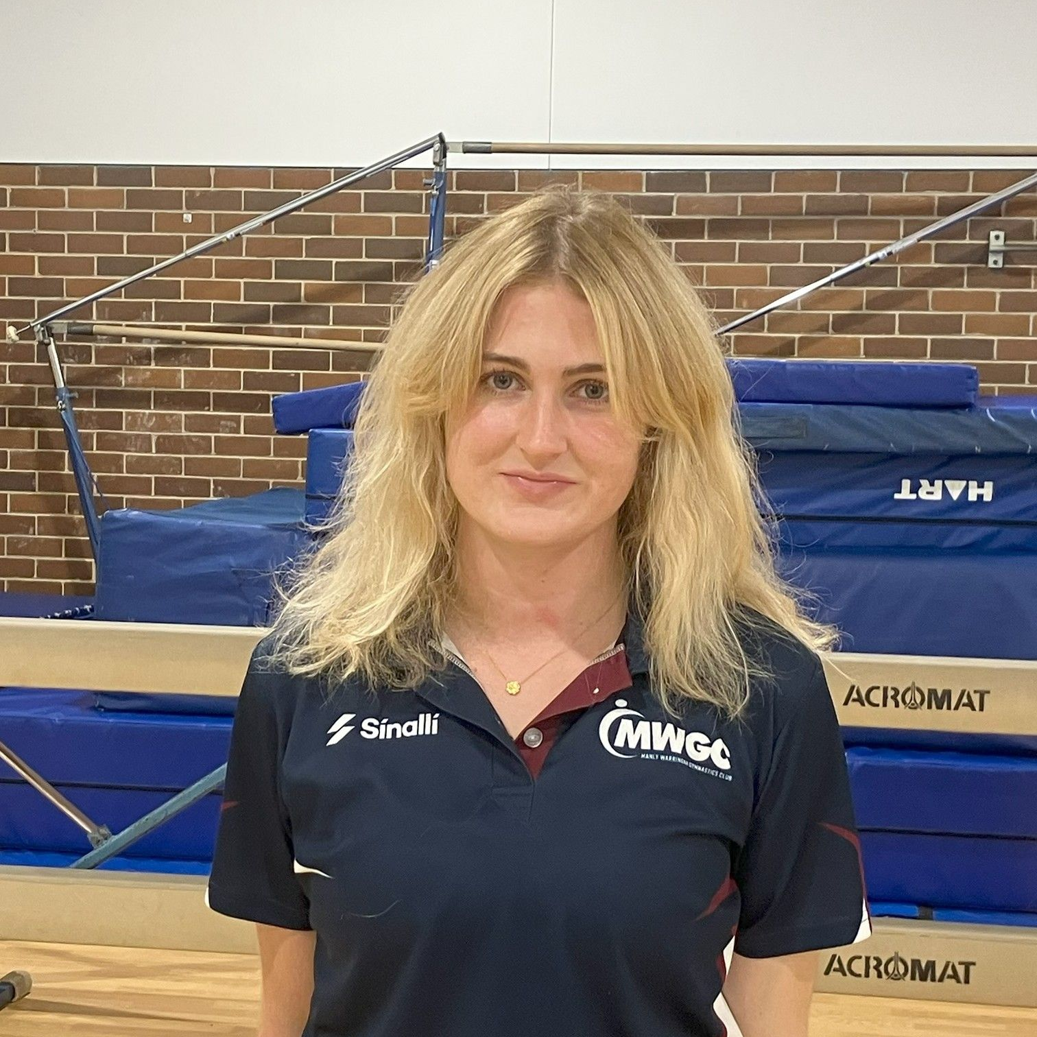 A woman wearing a blue hoodie with the word sinali on it