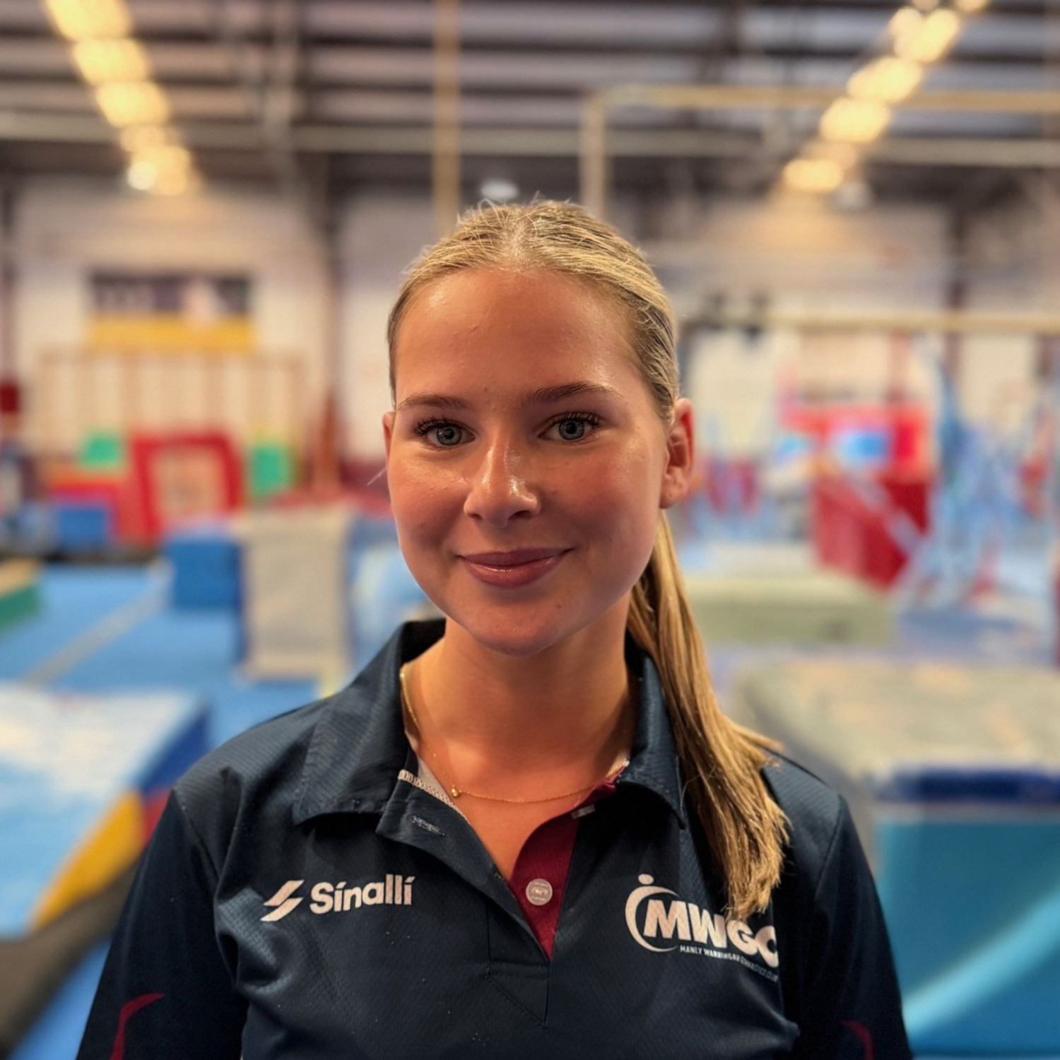 A woman wearing a blue hoodie with the word sinali on it