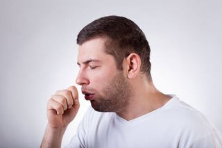 A tosse persistente é um sintoma comum em adultos, crianças e bebês, que pode indicar a necessidade de uma consulta com um otorrino.