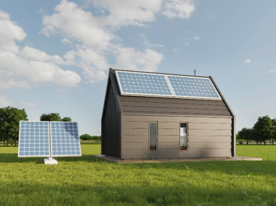 Paneles solares en el techo de una casa y cerca, en un campo de hierba con árboles bajo un cielo azul.