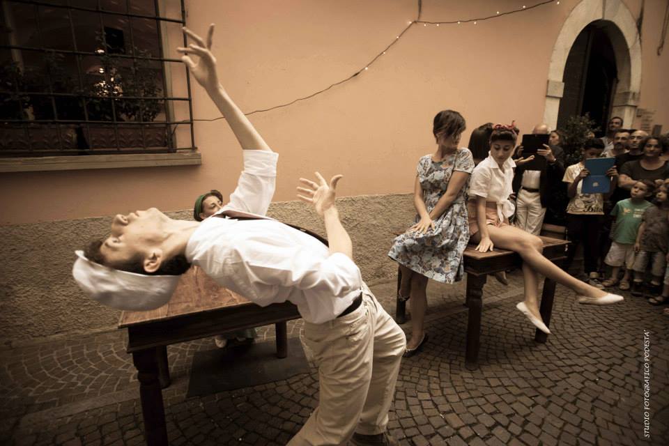 spettacolo di danza all'aperto