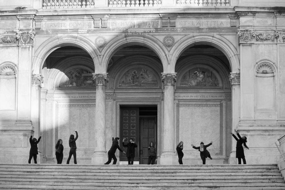 danzatori nello spettacolo John Cage