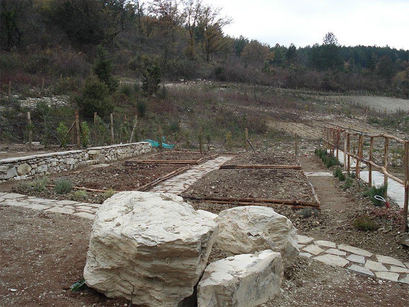 Una grande roccia si trova in mezzo a un giardino.