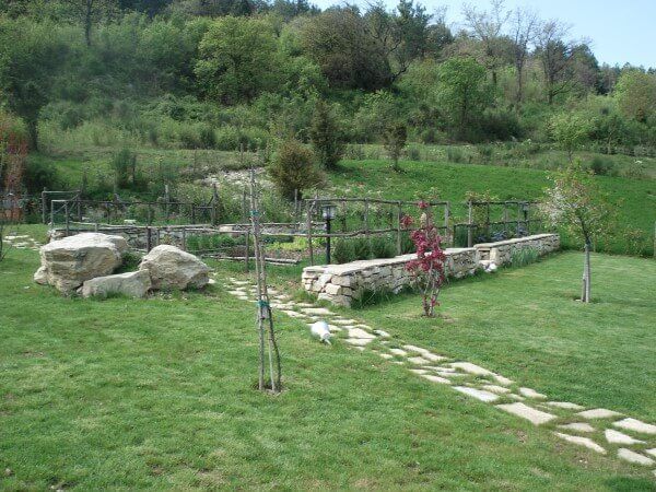 Un sentiero di pietra attraversa un rigoglioso campo verde.