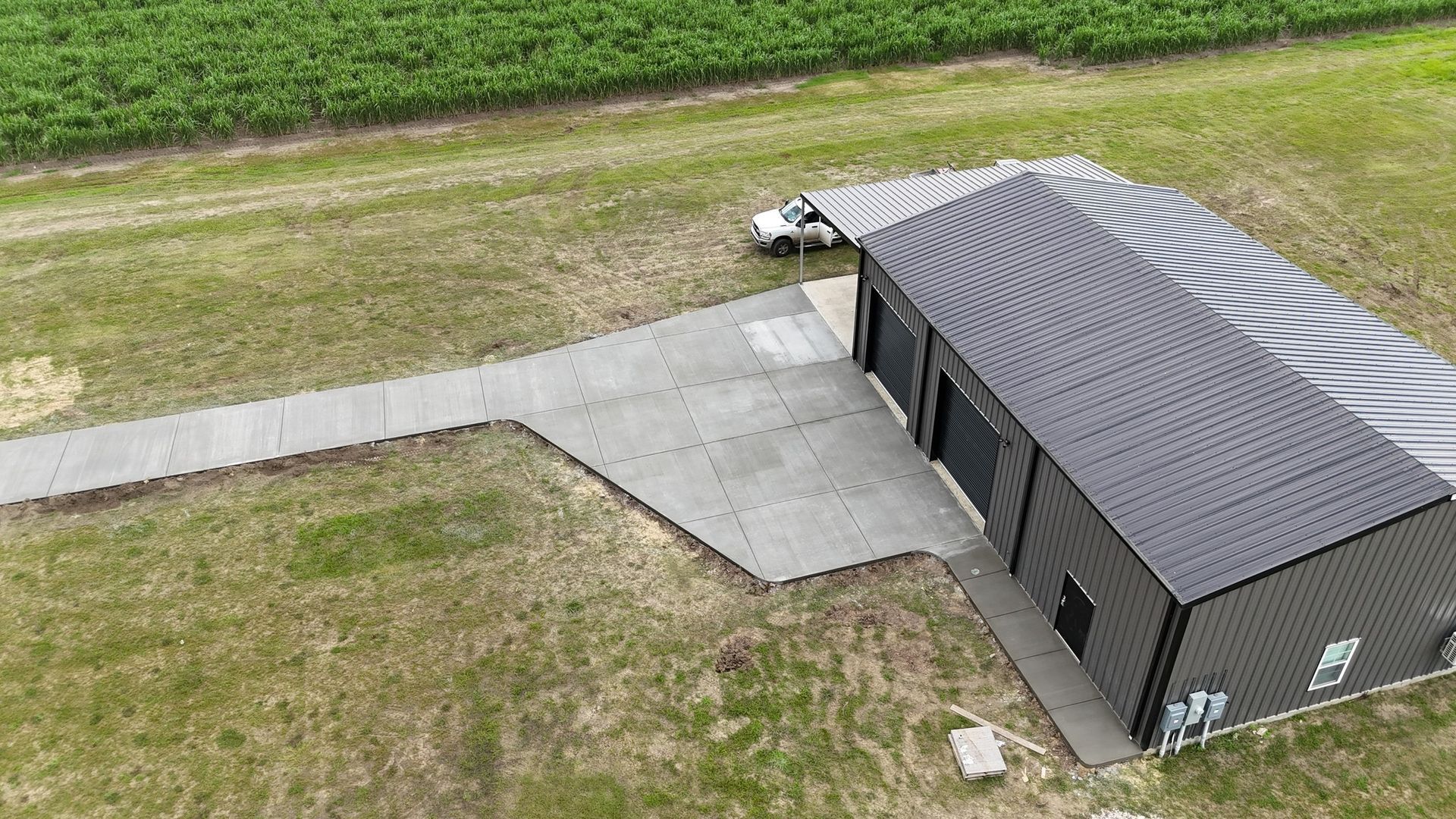 An aerial view of a house in the middle of a field.