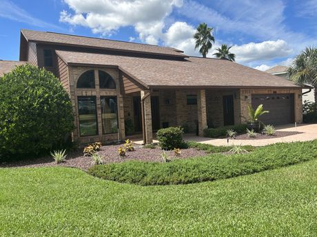 Pressure washing a house in Wesley Chapel Florida