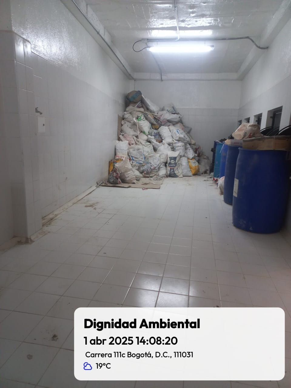 Una habitación con mucha basura y un cartel que dice dignidad ambiental