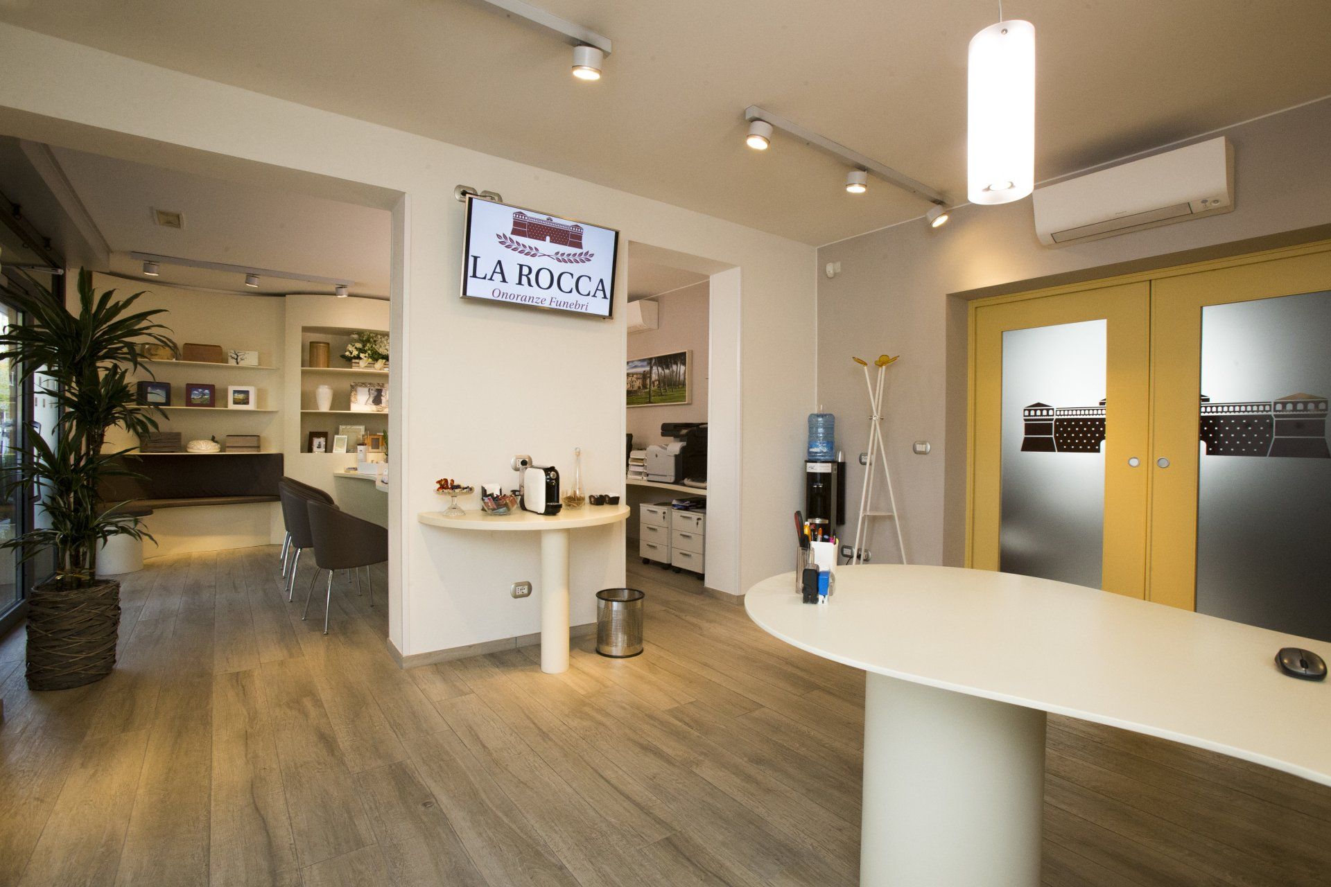 ufficio interno con parquet