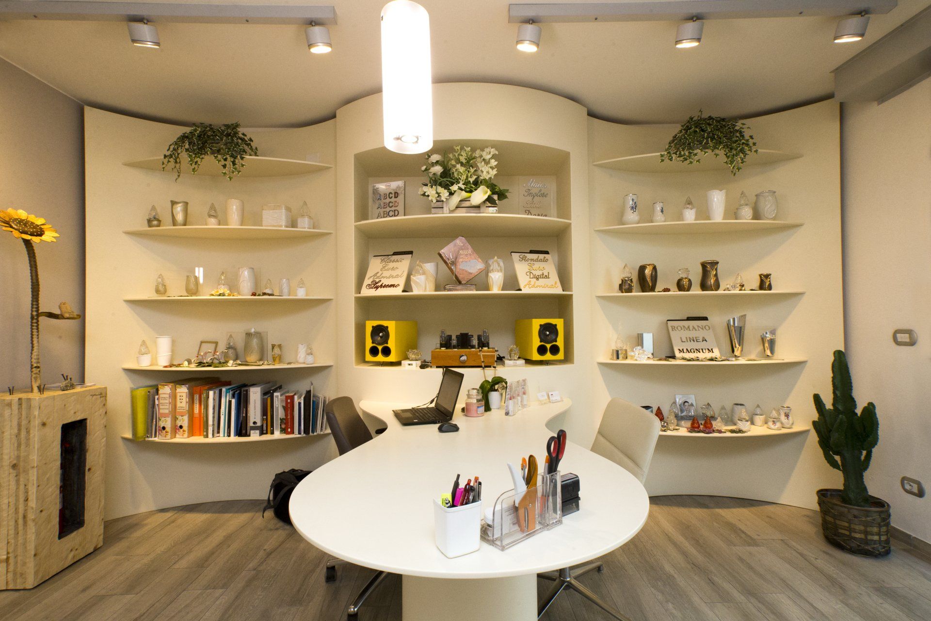 tavolo bianco con libreria sullo sfondo