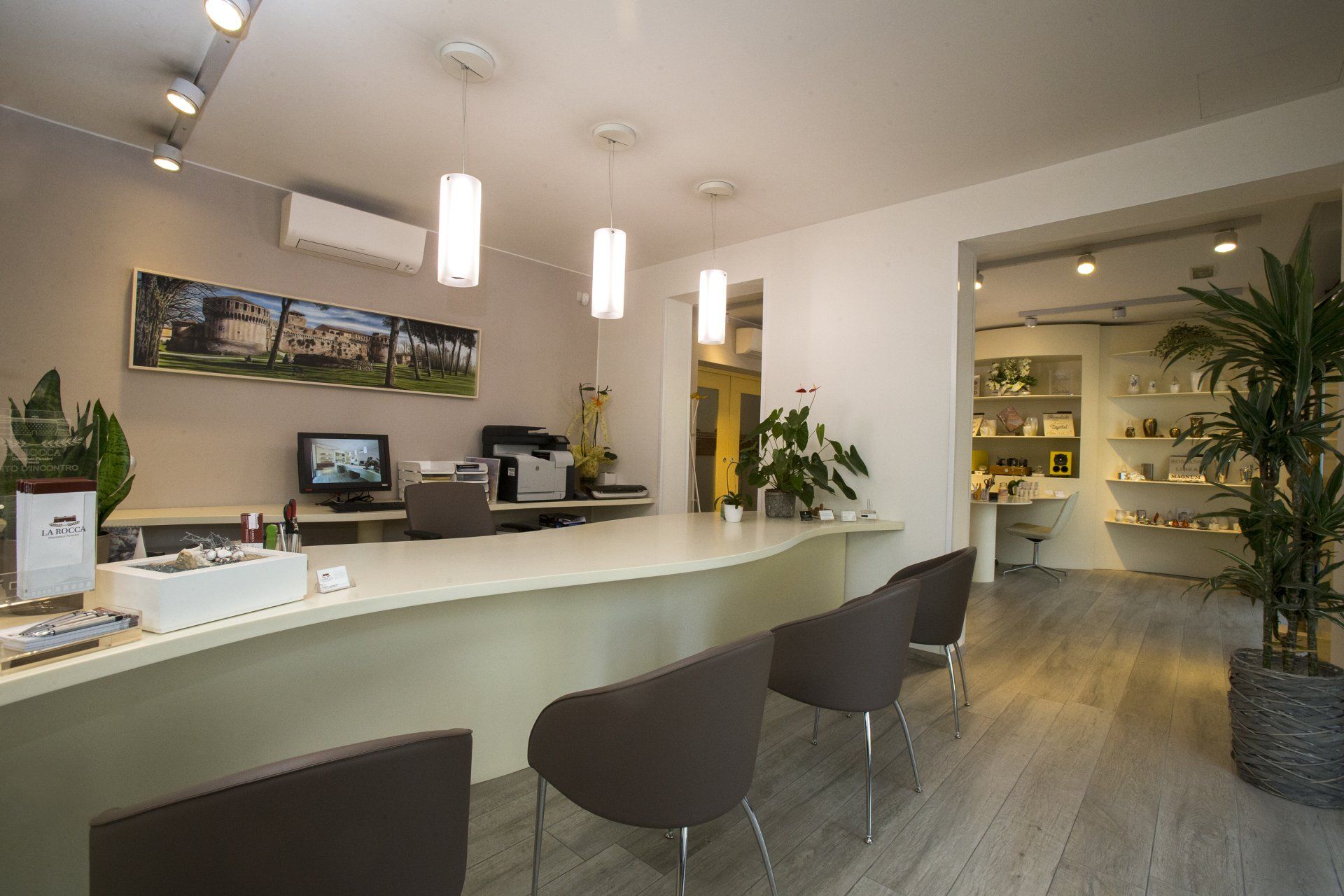 tavolo bianco con luci