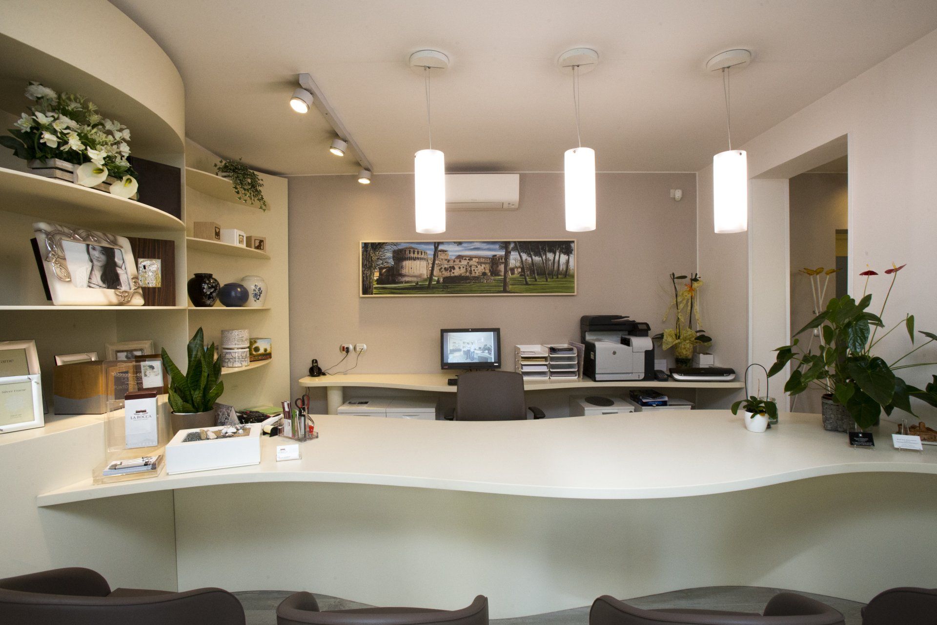 tavolo bianco con luci