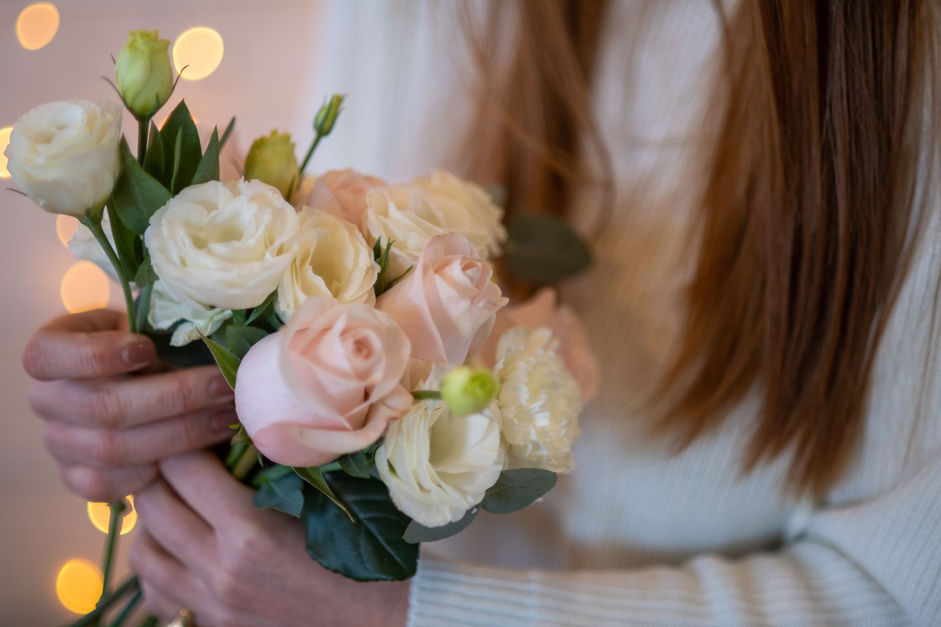 Bouquet di fiori bianchi, rosa e verdi