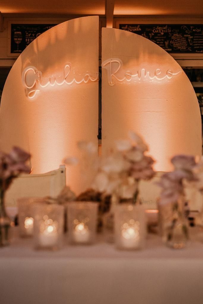 Un ricevimento di nozze con un'insegna al neon con la scritta