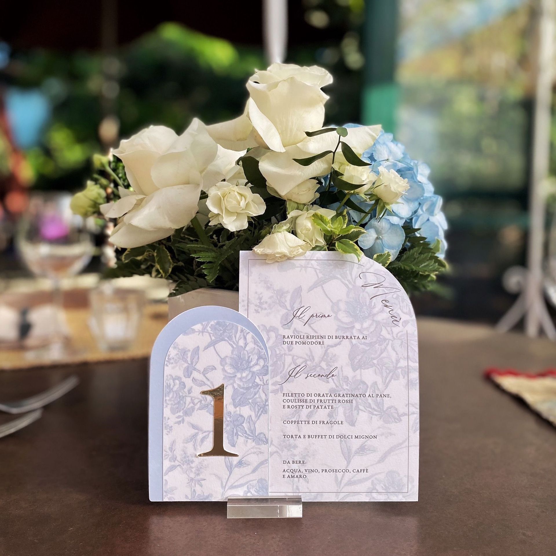 Cartoncino segnatavolo con motivo floreale e numero