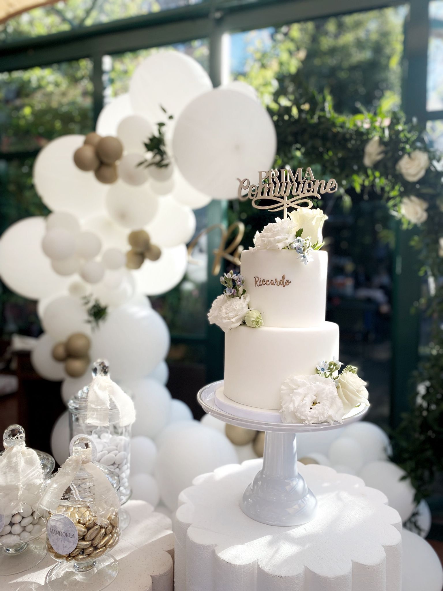 Torta bianca a piani con fiori