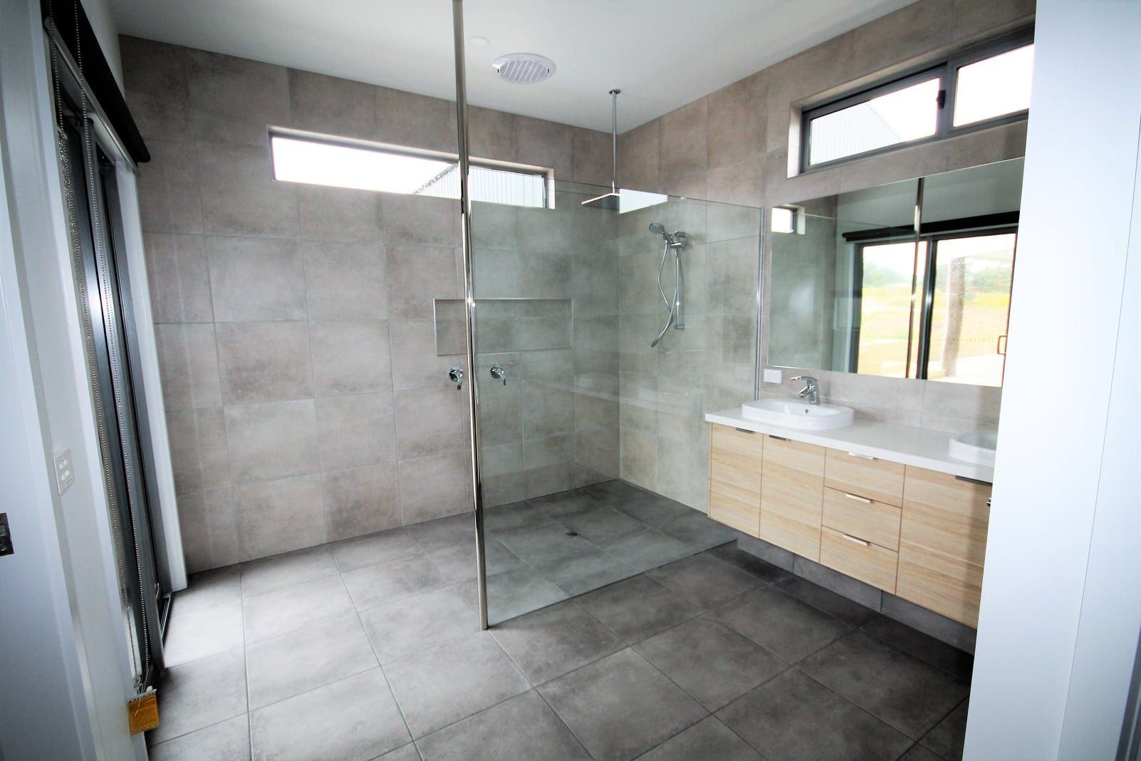 Clean Bathroom — Traralgon, VIC — Latrobe Valley Glass