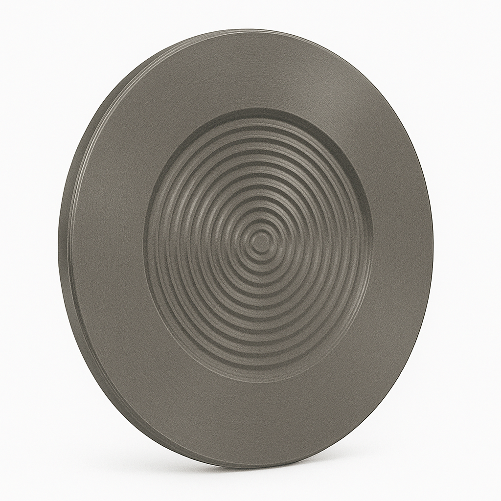Placa metálica circular con círculos concéntricos y borde exterior elevado.