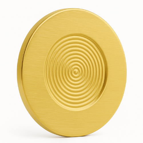 Tirador de puerta circular dorado con diseño grabado en espiral.