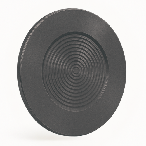 Válvula de alivio de presión circular, de color gris oscuro, con círculos concéntricos.