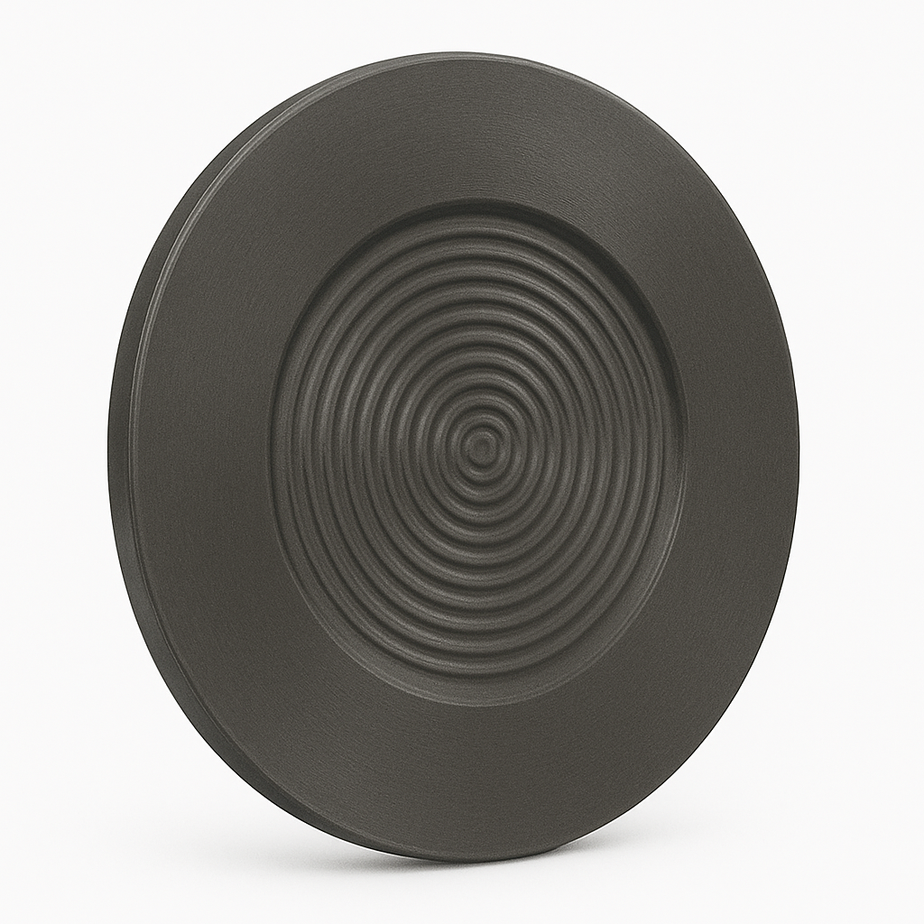 Objeto circular de color gris oscuro con un patrón en espiral en el centro y un borde texturizado.