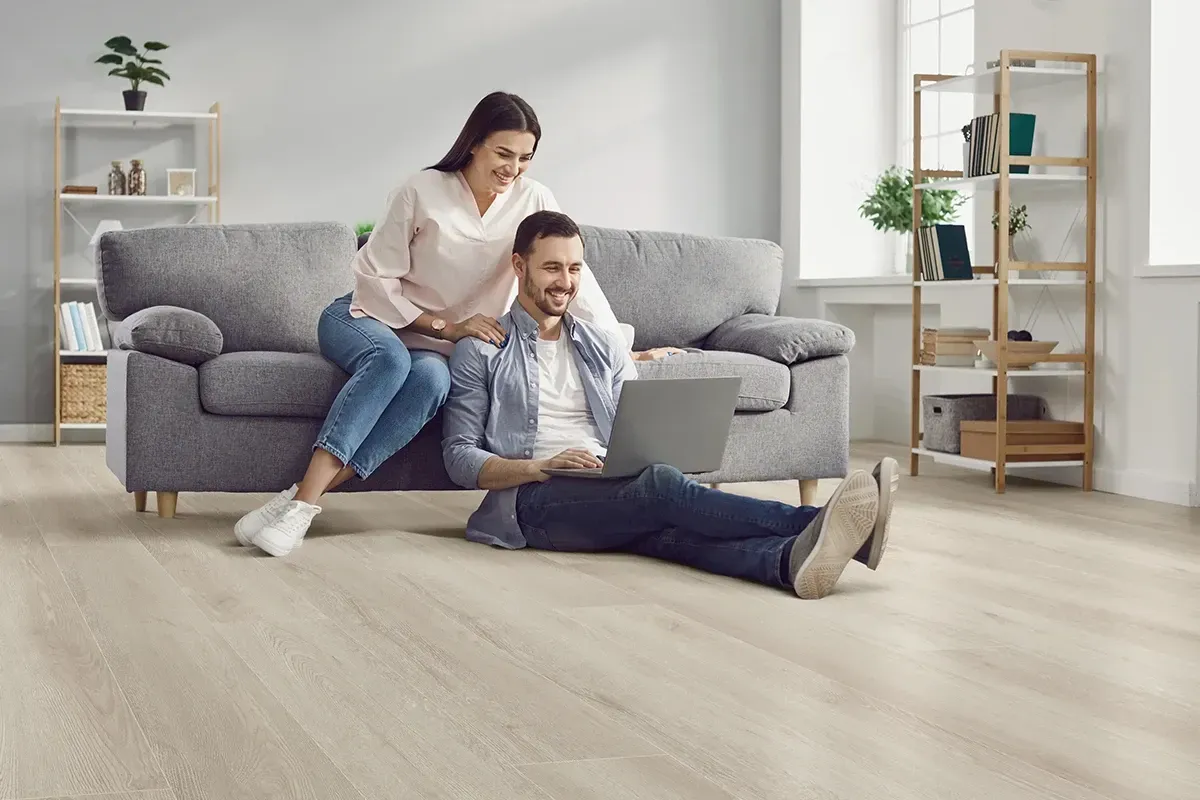 Couple shopping for the best vinyl flooring brands online.