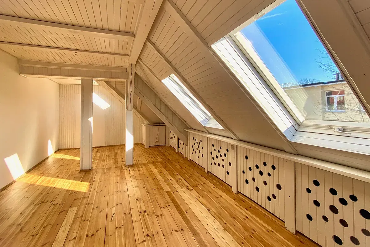 Pine flooring in an empty apartment. 