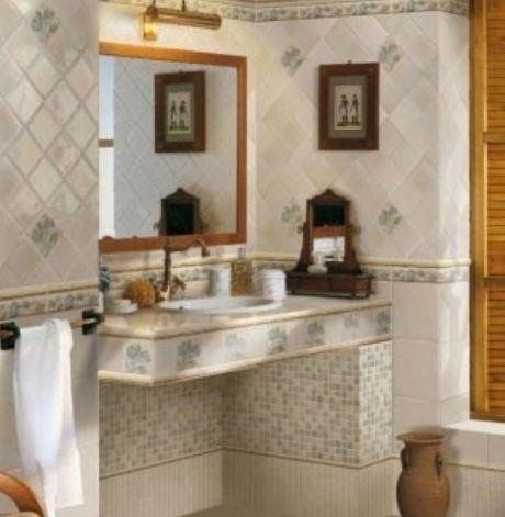 Bagno con pareti rivestite con piastrelle