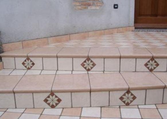 Scale d'ingresso con piastrelle