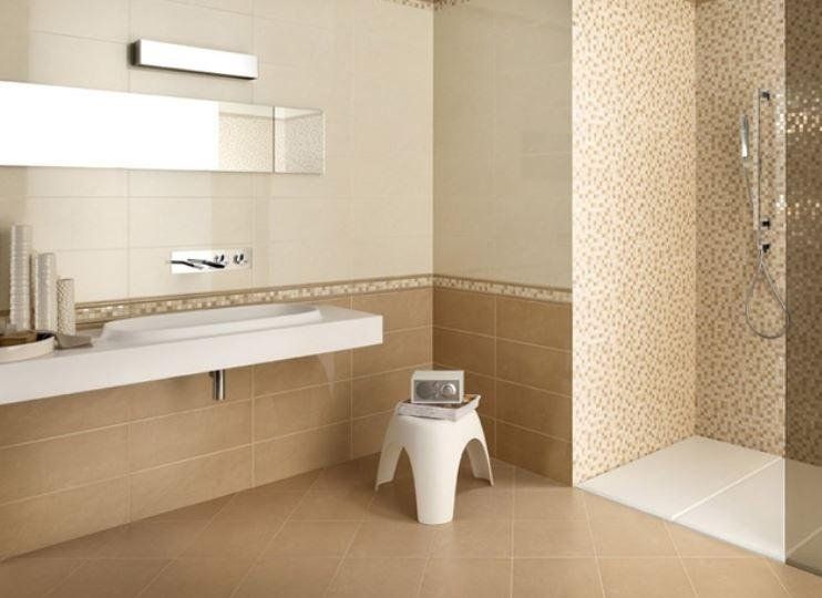 Bagno con piastrelle a rivestimento dei muri