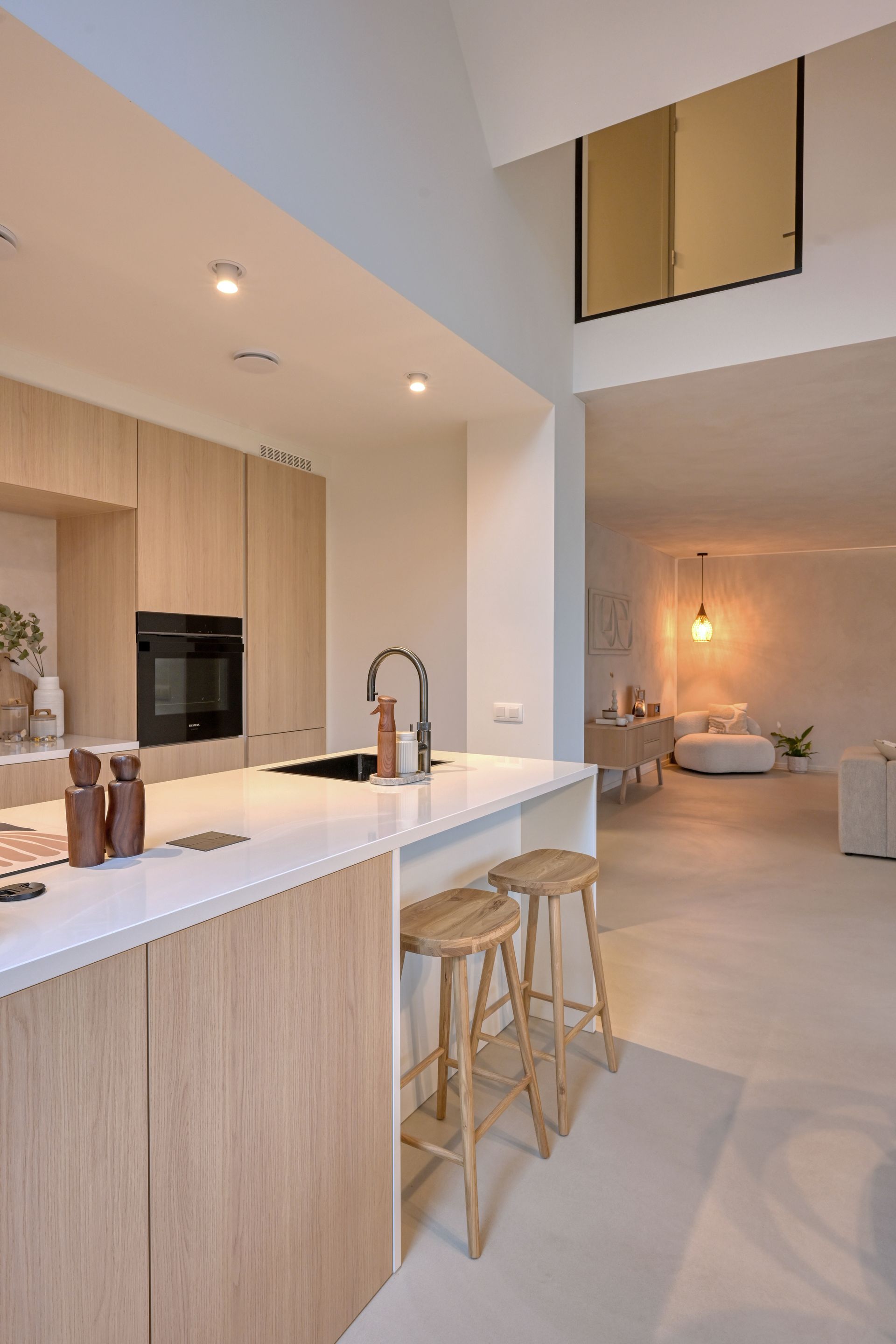 lavasteen gietvloer woonkamer keuken