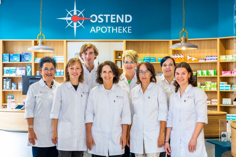 Team der Ostend Apotheke in Dresden Neustadt. Das Bild zeigt die Apothekerin und ihr Team in ihrer Apotheke in Dresden