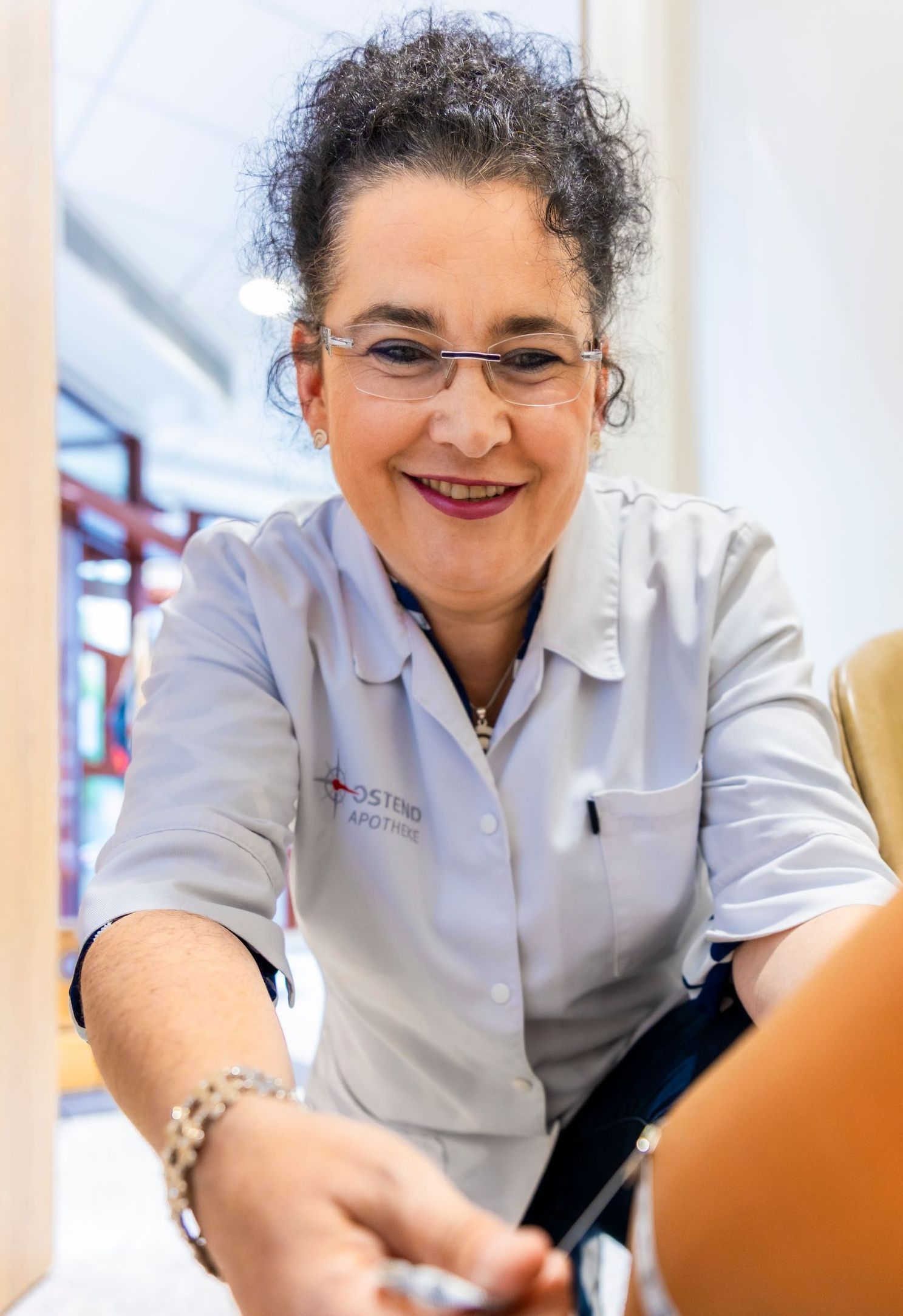 Annett Götze, Pharmazieingenieurin
Ostend Apotheke Dresden Neustadt bedient eine Kundin