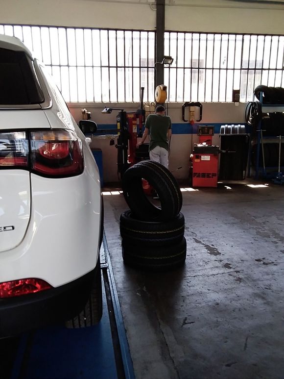Garage con gomme