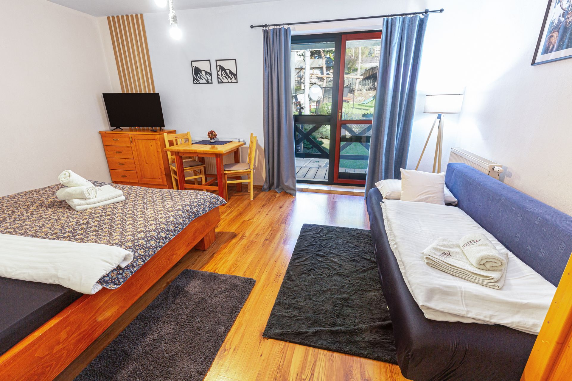 spálňa s manželskou posteľou a prísteľkou