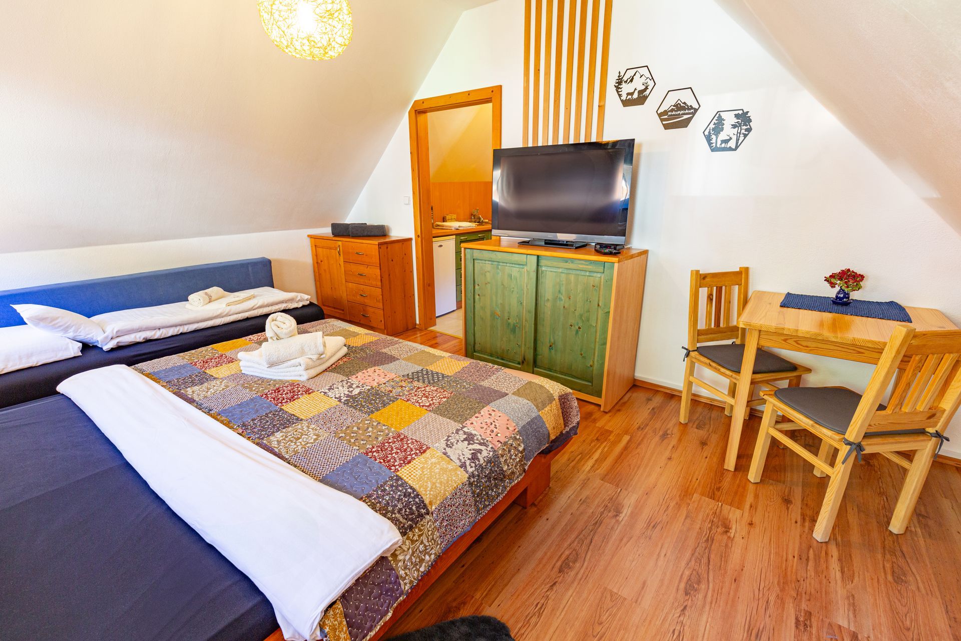 spálňa s manželskou posteľou