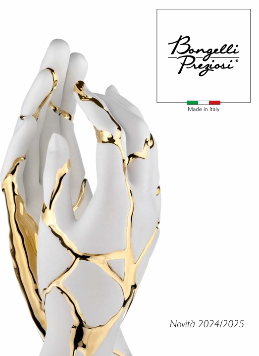 Una statua bianca e oro raffigurante una mano su uno sfondo bianco.