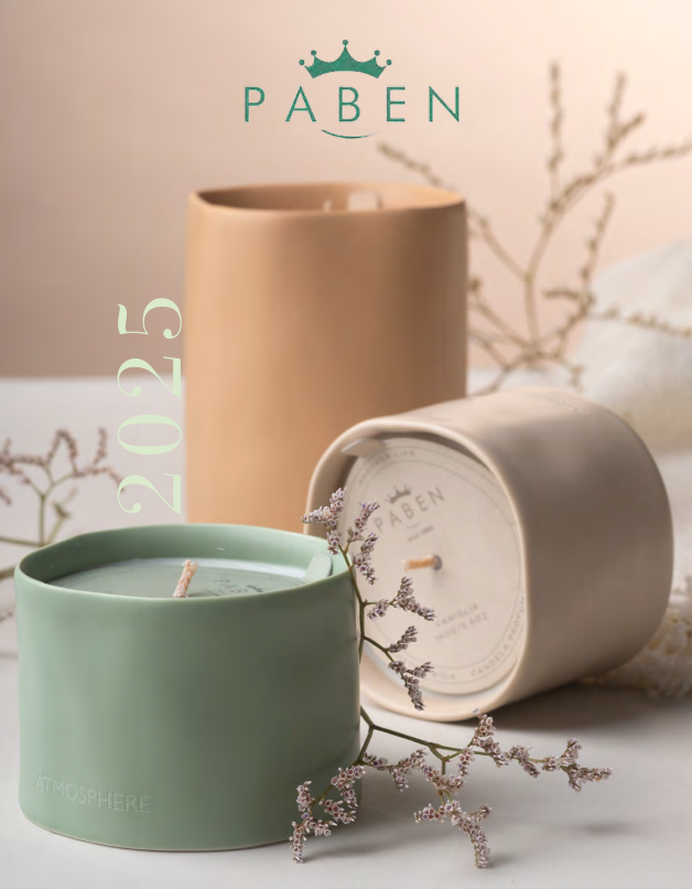 Tre candele sono appoggiate su un tavolo con l'anno 2025 in basso