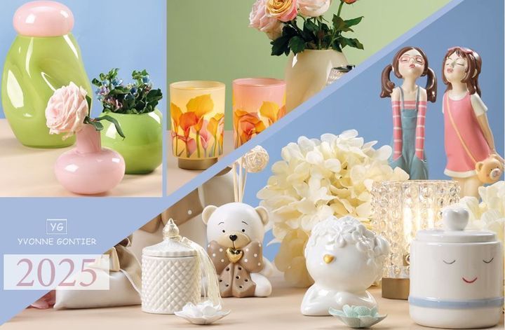 Un calendario per il 2025 mostra una varietà di vasi e statuette