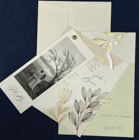 Un invito di nozze ha la foto di una sposa e uno sposo