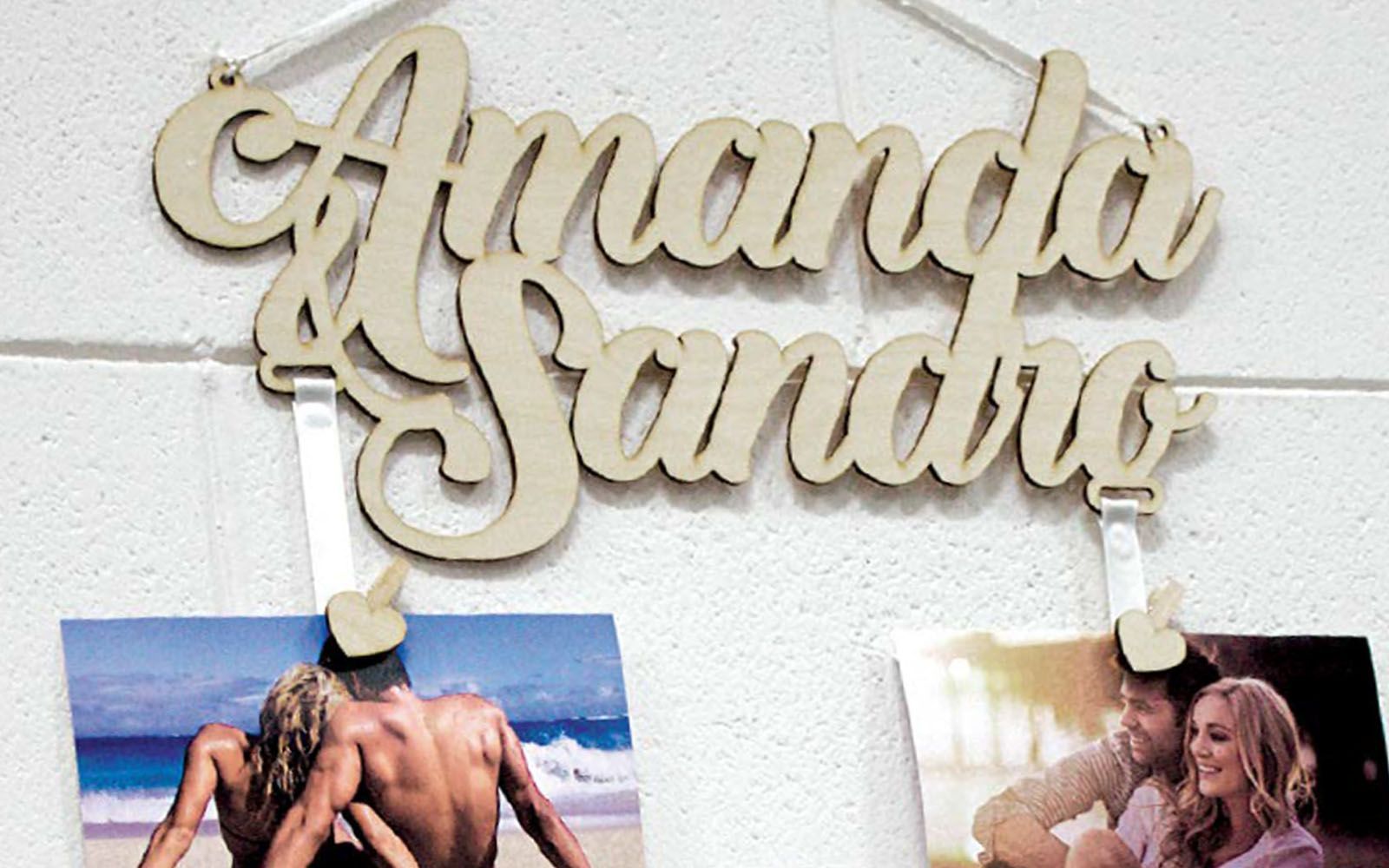 Un cartello di legno con i nomi amanda e sandra appeso a un muro