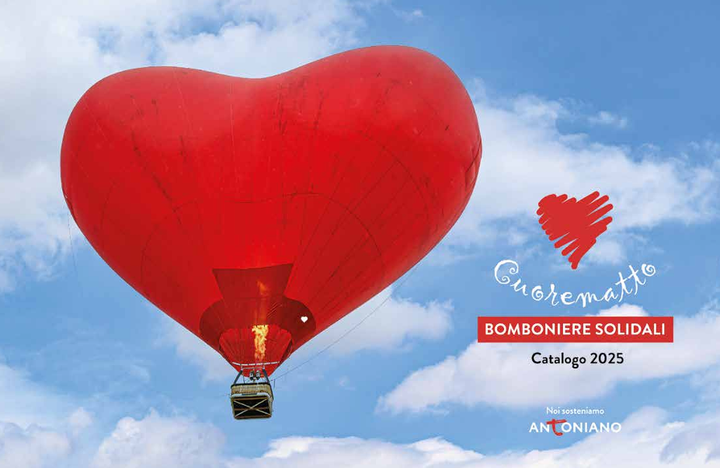 Una mongolfiera rossa a forma di cuore