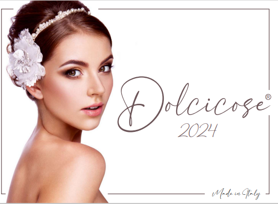 Una donna con un fiore tra i capelli indossa una fascia.