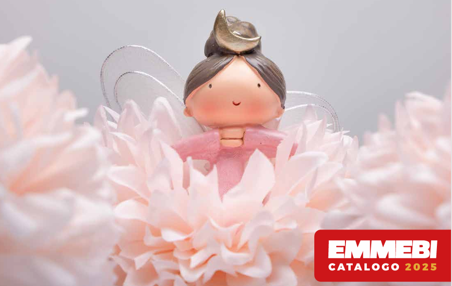 Una statuetta di fata è seduta su un mucchio di fiori rosa.