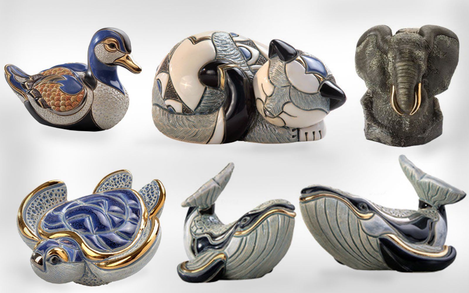 Un'anatra, una balena, una tartaruga e un elefante sono seduti su un tavolo