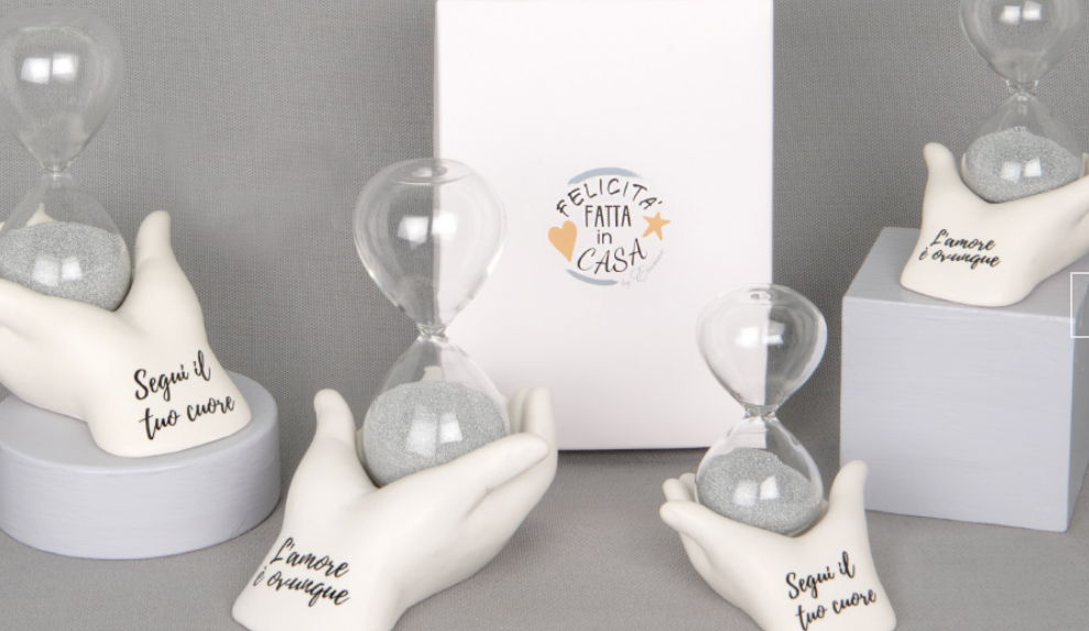 Un gruppo di mani a forma di clessidra appoggiate su un tavolo.