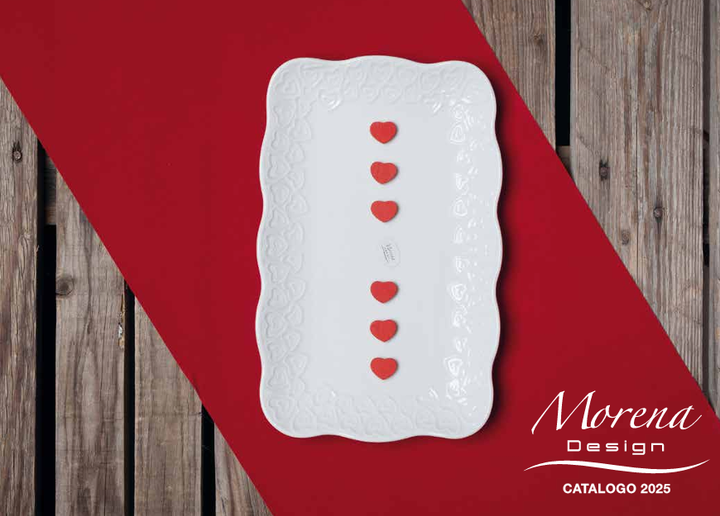 Un piatto bianco con dei cuori rossi sopra è su un tavolo di legno