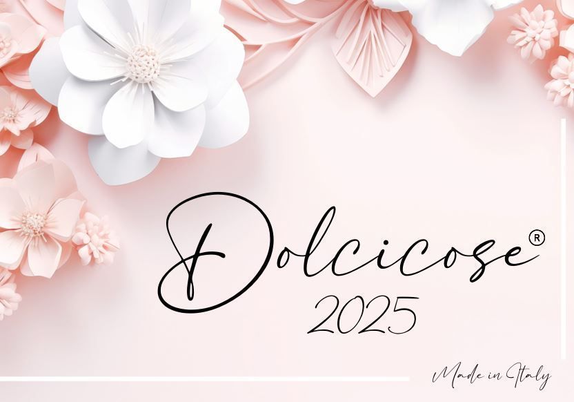 Uno sfondo rosa con fiori bianchi e la scritta dolcecose 2025