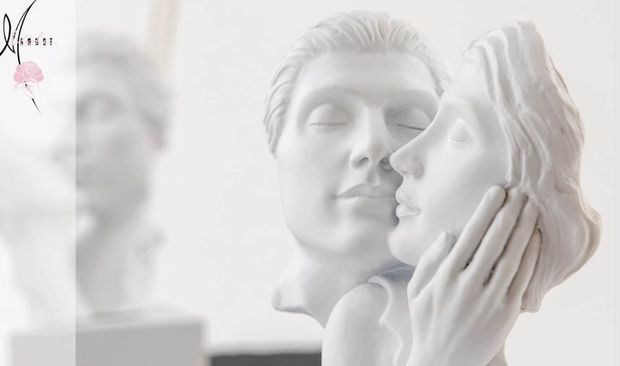 Una statua di un uomo e una donna che si baciano.