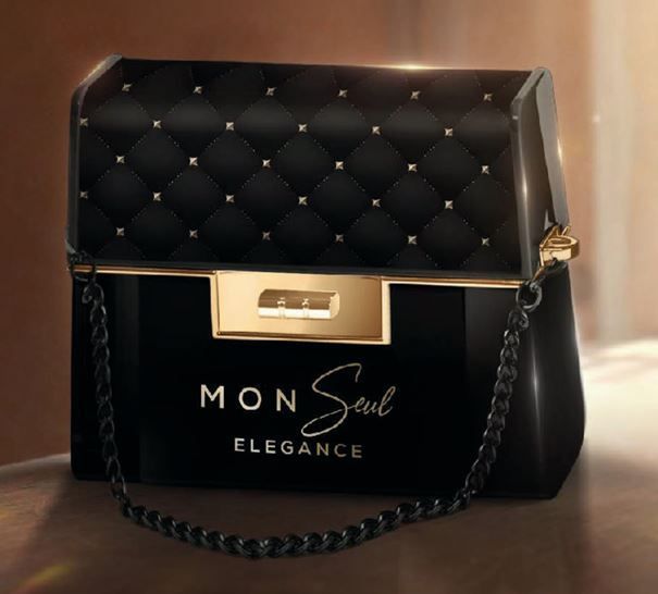 Due candele blu sono appoggiate su un tavolo accanto a un vaso di fiori blu.